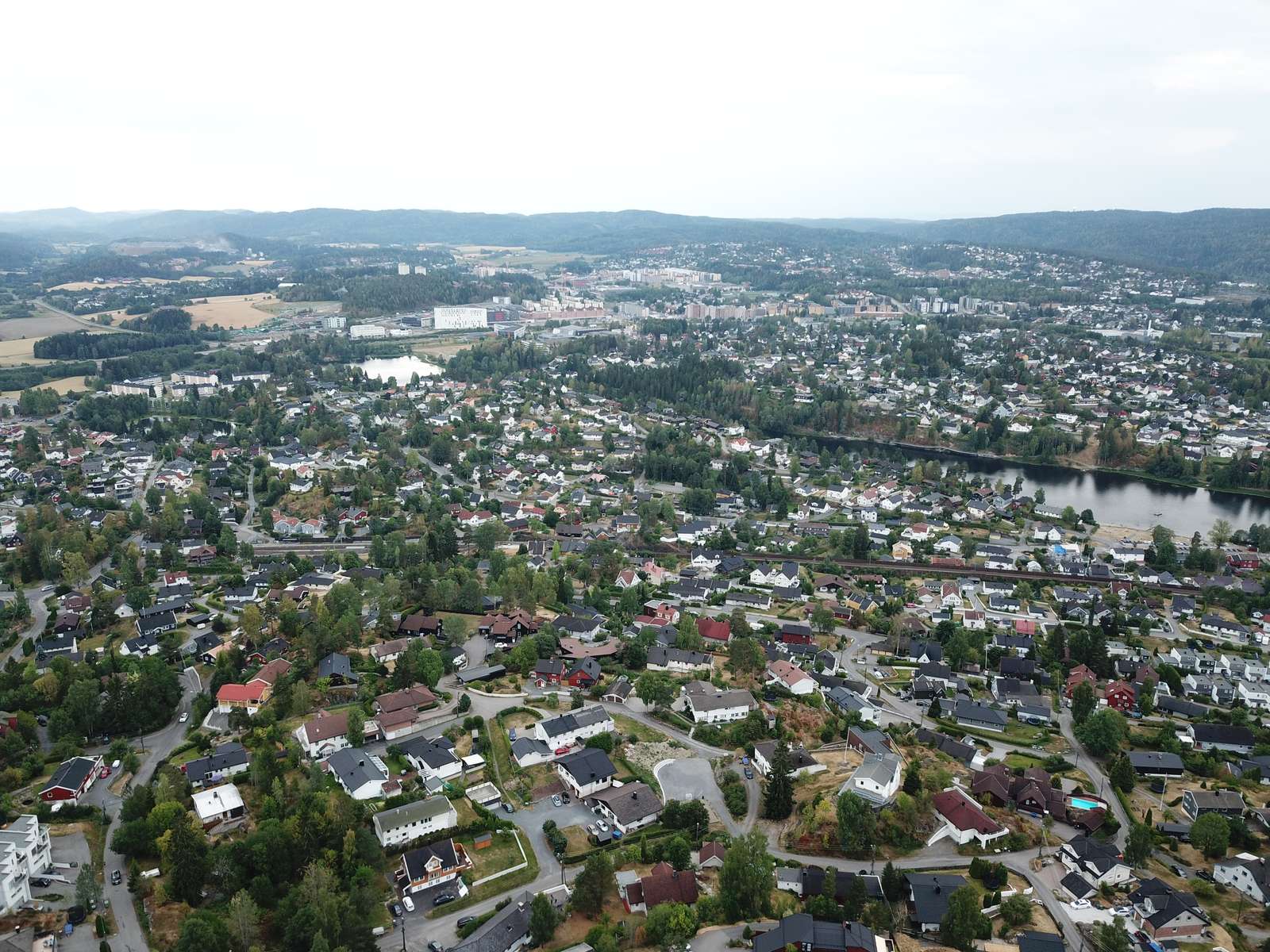 Hanaborg dronefoto mot Lørenskog sentrum