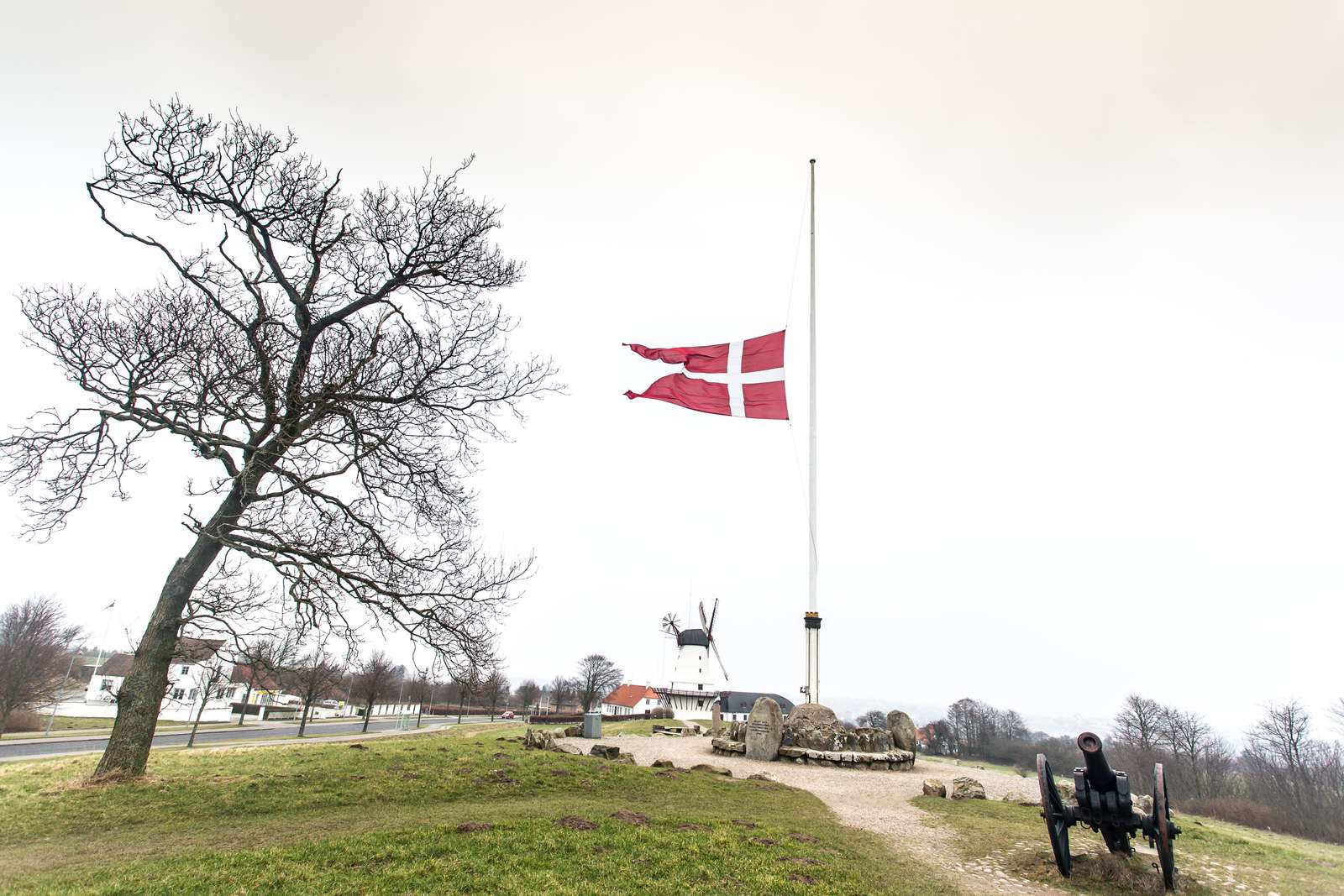 Dybbøl mølle Flag flag på halv 2015 (24)   Kopi
