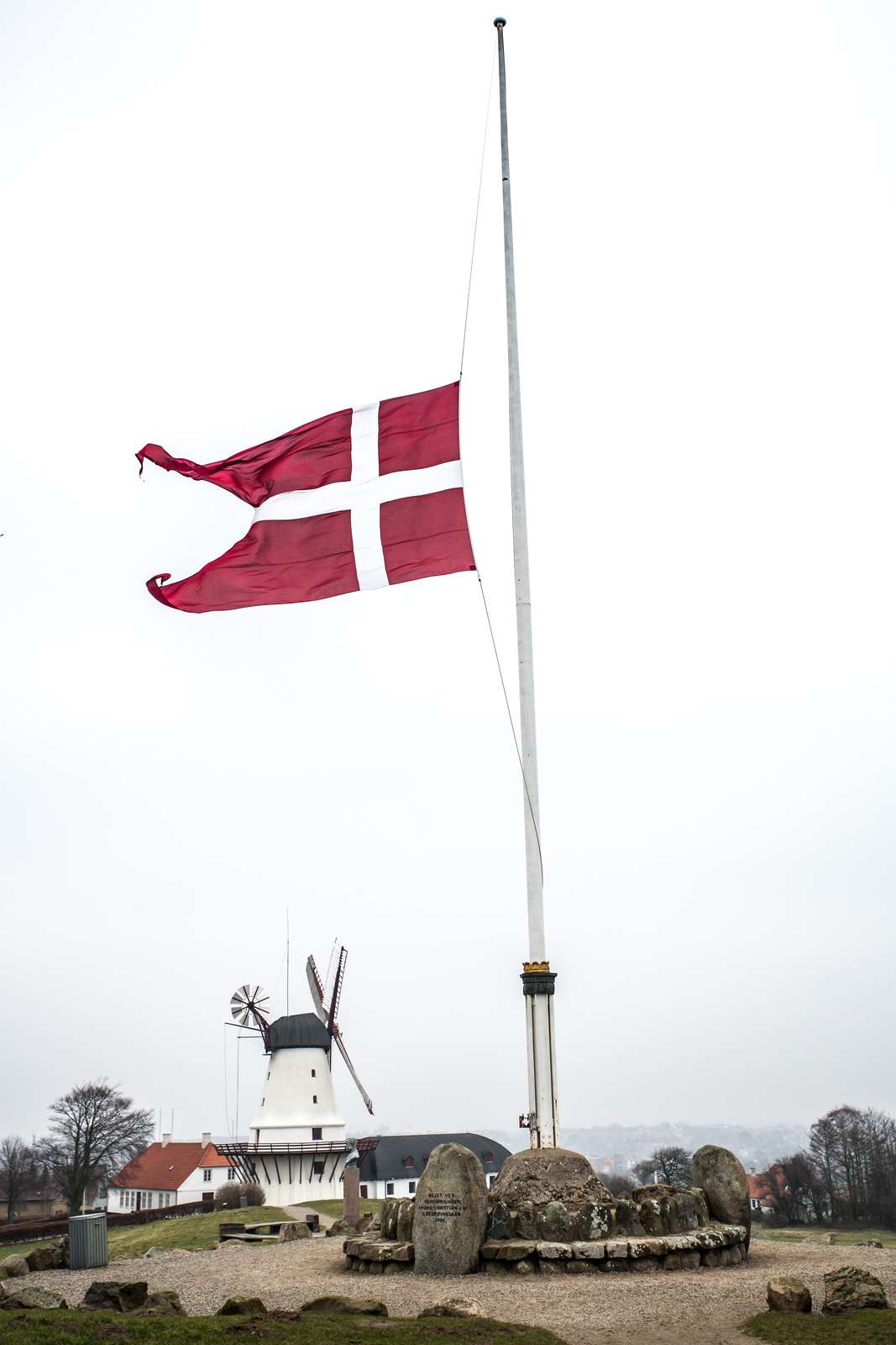 Dybbøl mølle Flag flag på halv 2015 (23)   Kopi