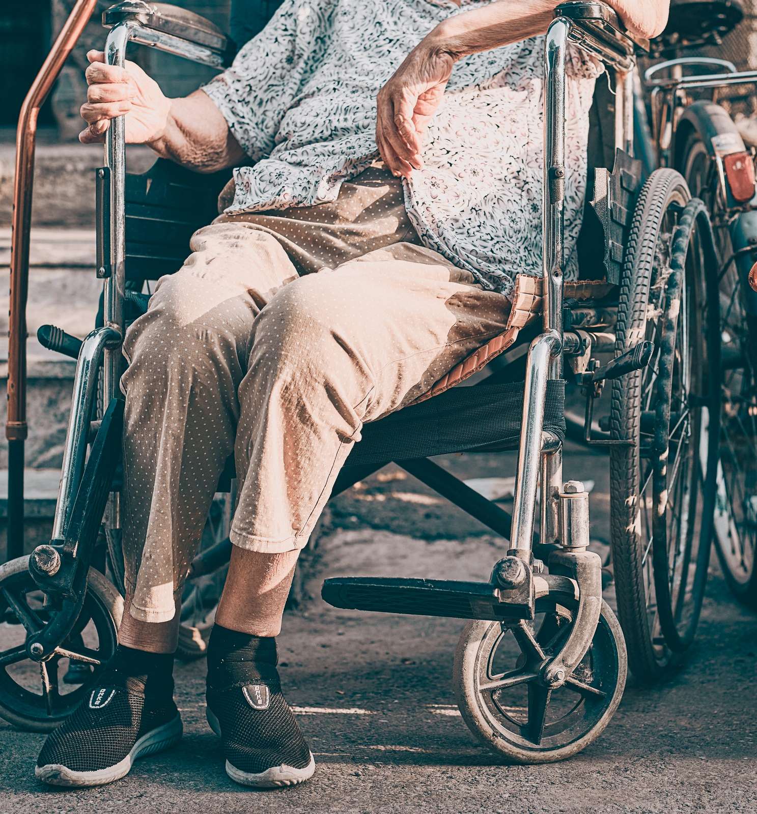 ældre dame kørestol