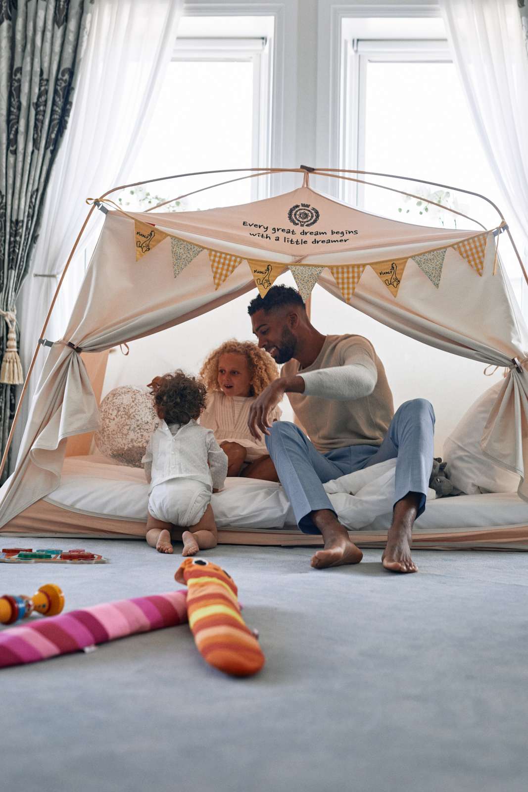 dad and girls playing in tent 