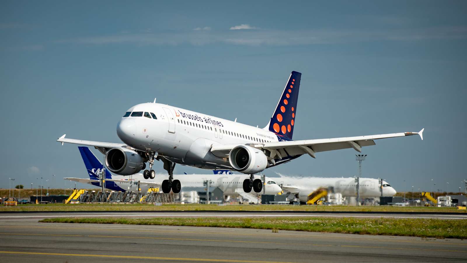 Brussels Airlines Airbus A319 100 landing