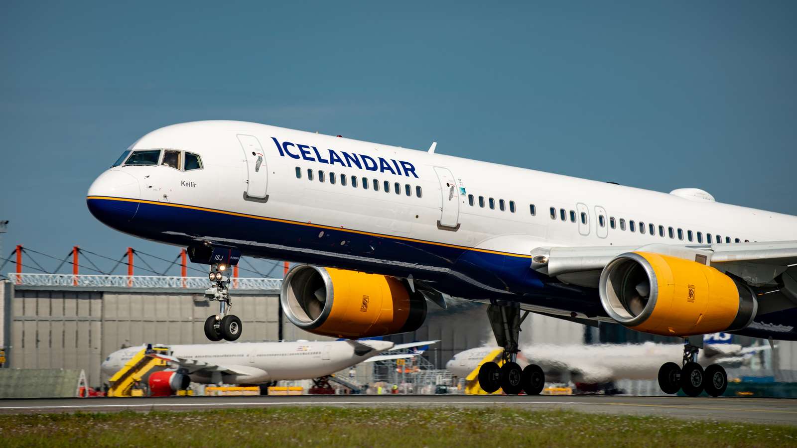 Icelandair Boeing 757 200 landing 2
