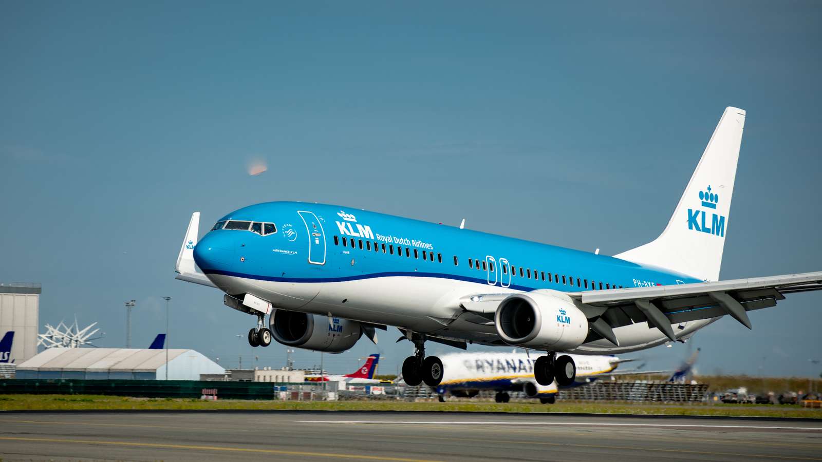 KLM Boeing 737 800 landing 2