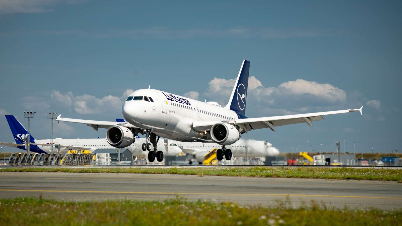 Lufthansa Airbus A319 100 landing ny bemaling