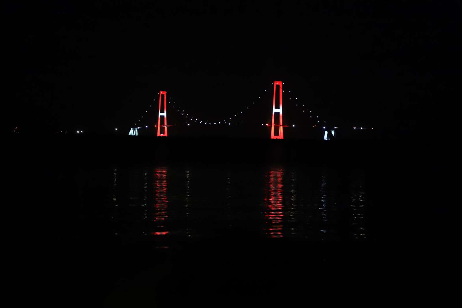 Storebæltsbroen i rød og hvid