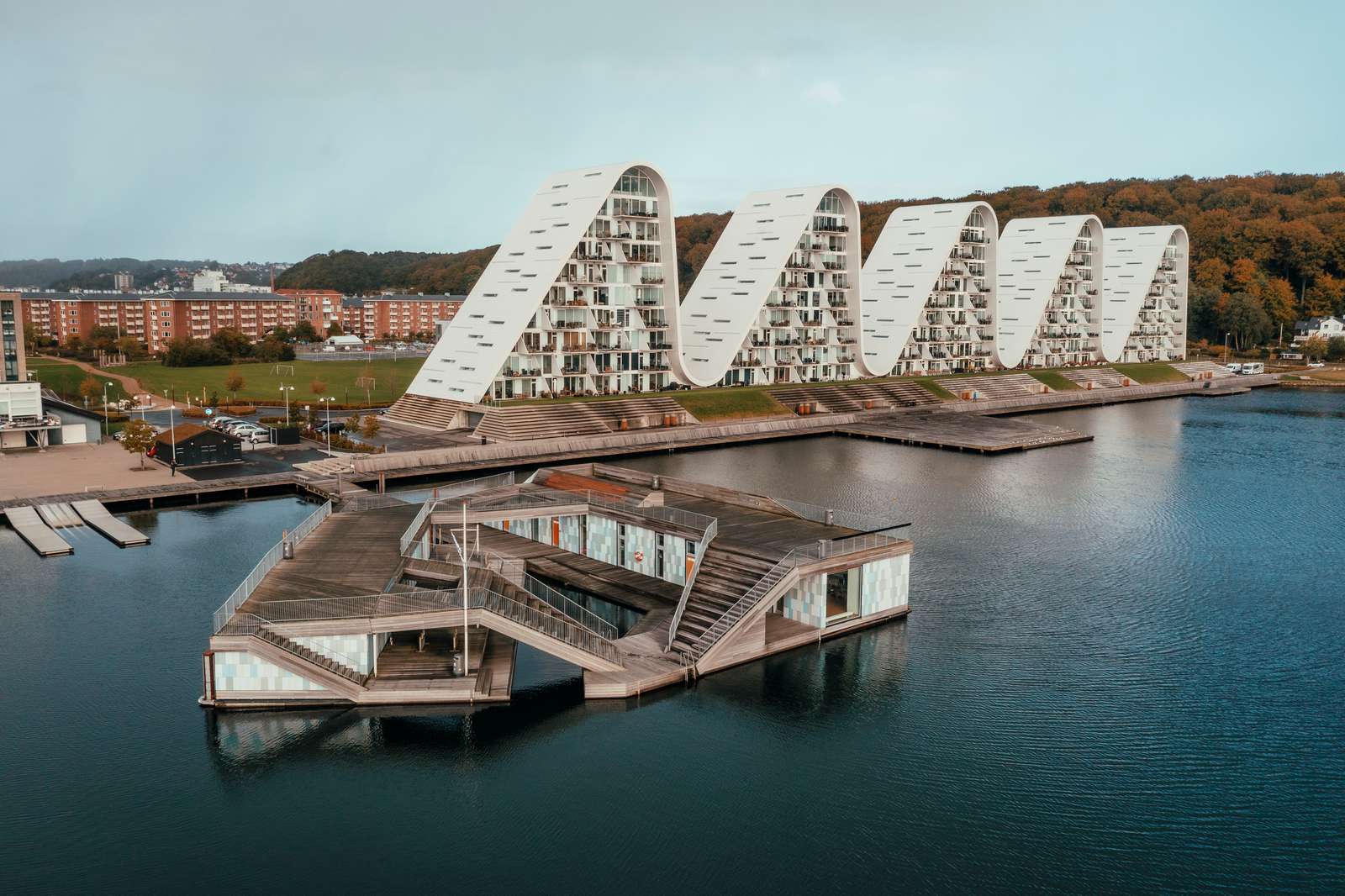 ©Bølgen(2018)HenningLarsenArchitects-Fotograf:Frame&WorkHeart-of-Jutland-DESIGN&ART-Havnefront-Vejle-DestinationTrekantomraadet (8).jpg