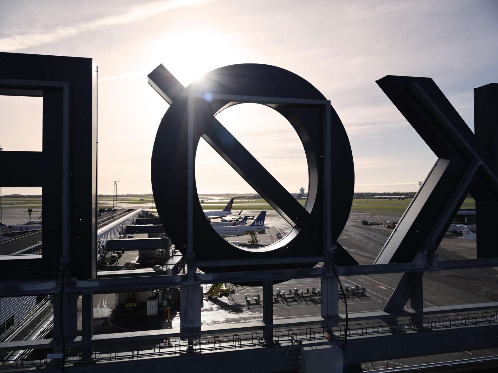 København skilt med skue over flyplads