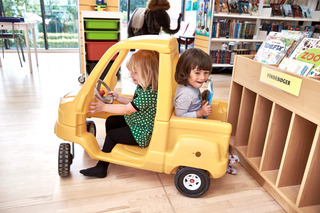 Rødding Bibliotek og dagplejebørn   kører bil