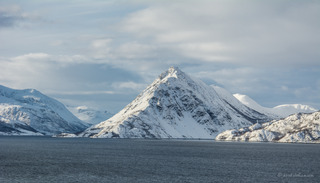 Langfjord med fjellet Kåven