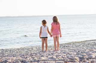 Två flickor på stranden.jpg