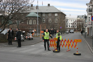 Roadblock and police officers outside Altinget