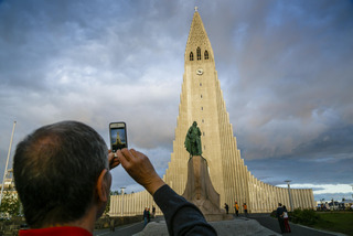 Hallsgrimkirkja (church) and Leif Eriksson monument in Reykjavik