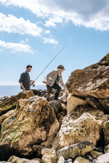 Far og søn fisker ved Stevns Klint