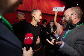 Jonas Eika, Danmark, being interviewed by the press