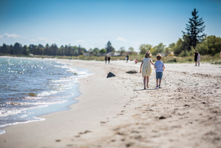 saksild-beach-children-walking-destination-kystlandet-2020.jpg
