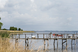 Bådebro ved fjord