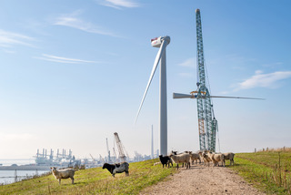 Opsætning af vindmølle ved Måde, 2020.  