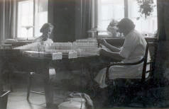 To kvinder ved et bord med reagensglas