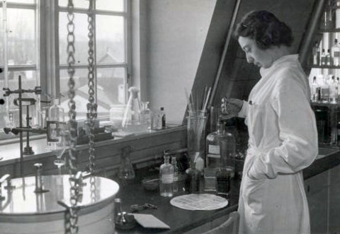 kvinde i laboratorium - hun aflæser prøver