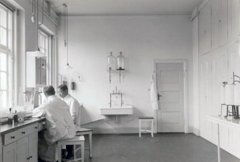 To mænd i kitler i laboratorium