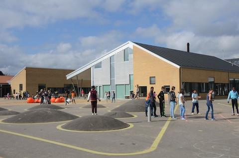 160317 Udendørsareal_Sølystskolen nomineret som årets skolebyggeri 2015.jpg