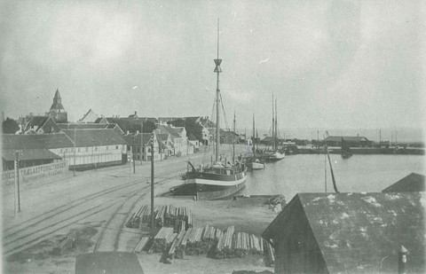 Oplægning af ræ   et fyrskib kan ses Faaborg Havn