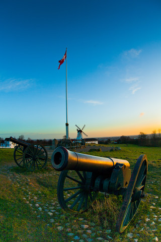1864 flag Dybbøl mølle kanoner2