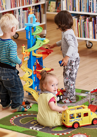 Rødding Bibliotek og dagplejebørn   leger på gulv