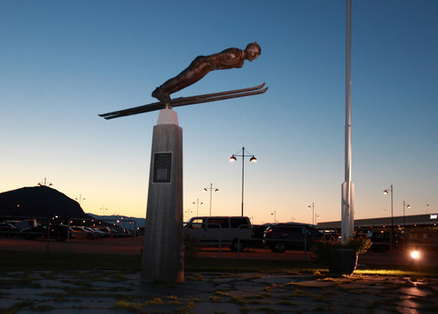 Bjørn Wirkola statue ved Alta lufthavn