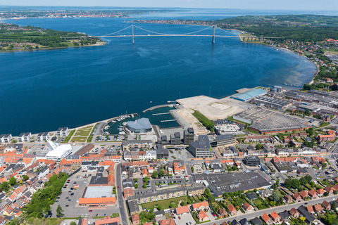 Nyhavn, KulturØen og Nytorv med boliger og rådhus set fra luften