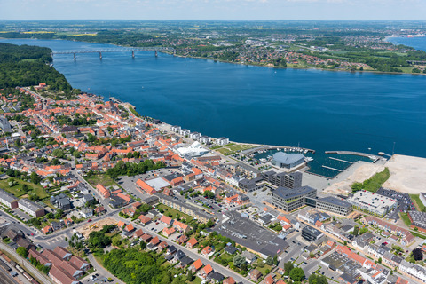 Nyhavn, KulturØen, havnefront og Nytorv med boliger og rådhus set fra luften