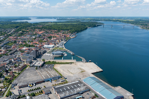 Nyhavn, KulturØen, havnefront og Nytorv med boliger og rådhus set fra luften