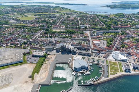 Nyhavn, KulturØen og Nytorv med boliger og rådhus set fra luften
