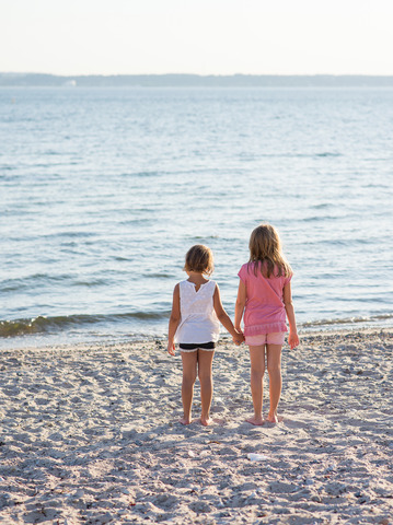 Två flickor på strand.jpg