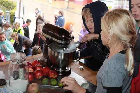 Gråsten Æblefestival 2015, skolebørn molekylær madlavning m Krusmølle   Foto Søren Gülck