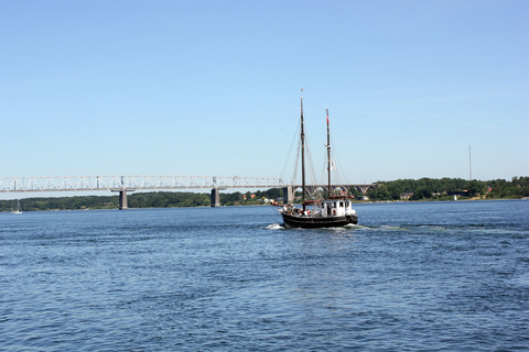Turbåd med kurs mod den Gamle Lillebæltsbro