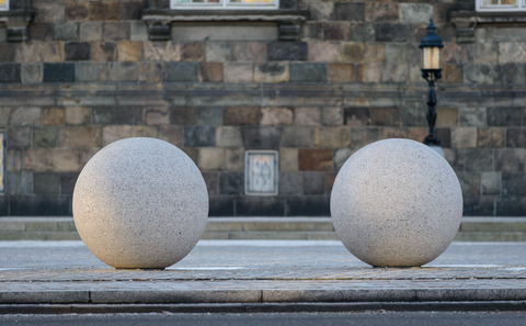 Nærbillede af stenkuglerne foran Christiansborg Slotsplads