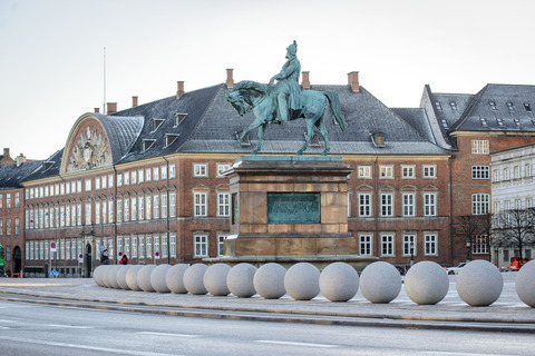 Stenkuglerne foran Christiansborg Slot