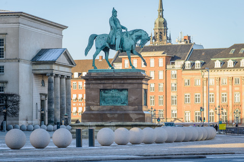 Stenkuglerne foran Christiansborg