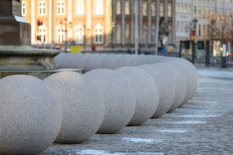 Nærbillede af stenkuglerne foran Christiansborg Slotsplads