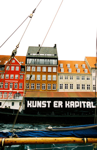 Sign: 'Kunst er kapital' (art is capital), Nyhavn, Denmark