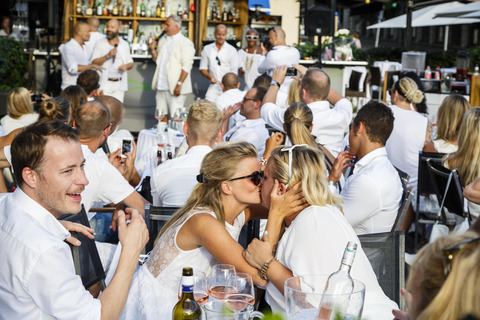 Women kissing in Stockholm