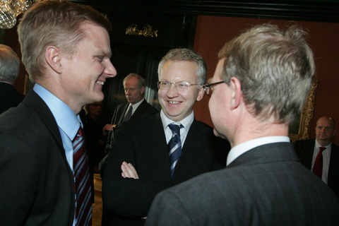 Sveriges finansminister Per Nuder (midt i billedet)