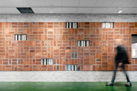20 New Tiunda School TIUFO129 photo by Mark Hadden Artwork, bricks by Erika Lövqvist