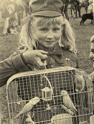 Marianne Bødtger med undulaterne Ole og Grete i 1968