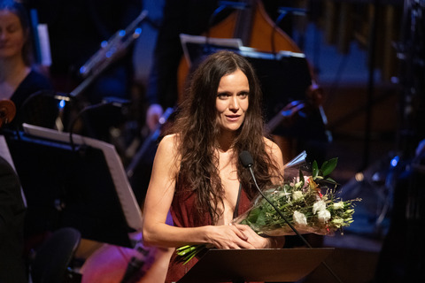 Gyða Valtýsdóttir Island speaks after winning the music prize