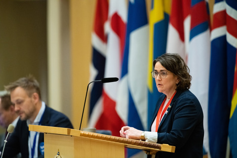 Anna Kolbrún Árnadóttir speaks at Riksdagen