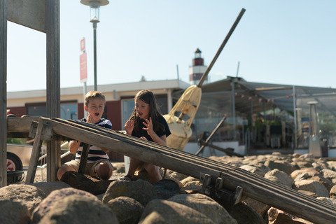 juelsminde-marina-children-crab-race--destination-kystlandet..jpg
