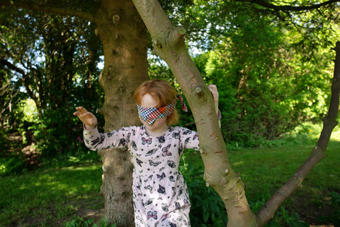 Pige i skoven med tørklæde for øjnene til spilopspejd